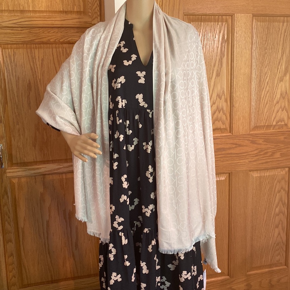 Large Calvin Klein Heathered Almond scarf with frayed edges and hoop for designs - Picture 13 of 14
